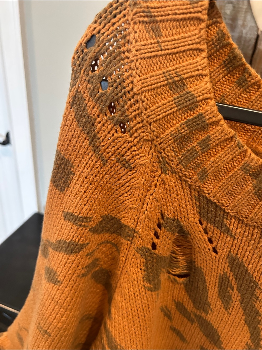 Umgee Woman’s Distressed Animal Print Sweater/ Size Medium / - Picture 3 of 8